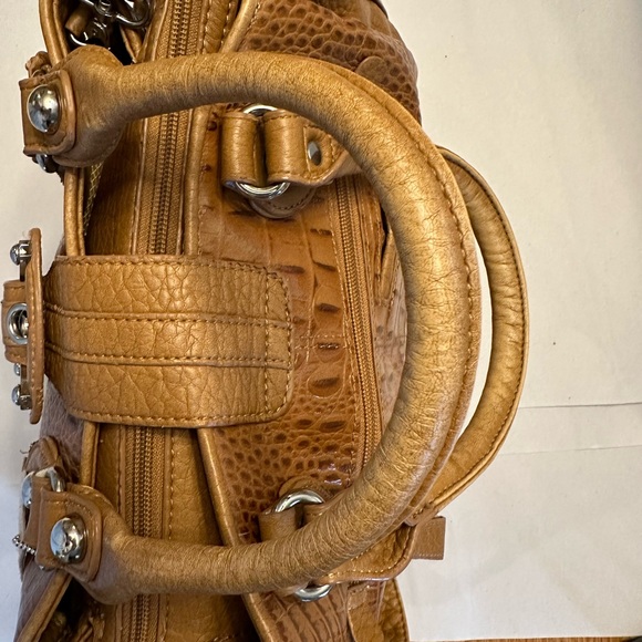 Madi Claire Satchel - Picture 10 of 16